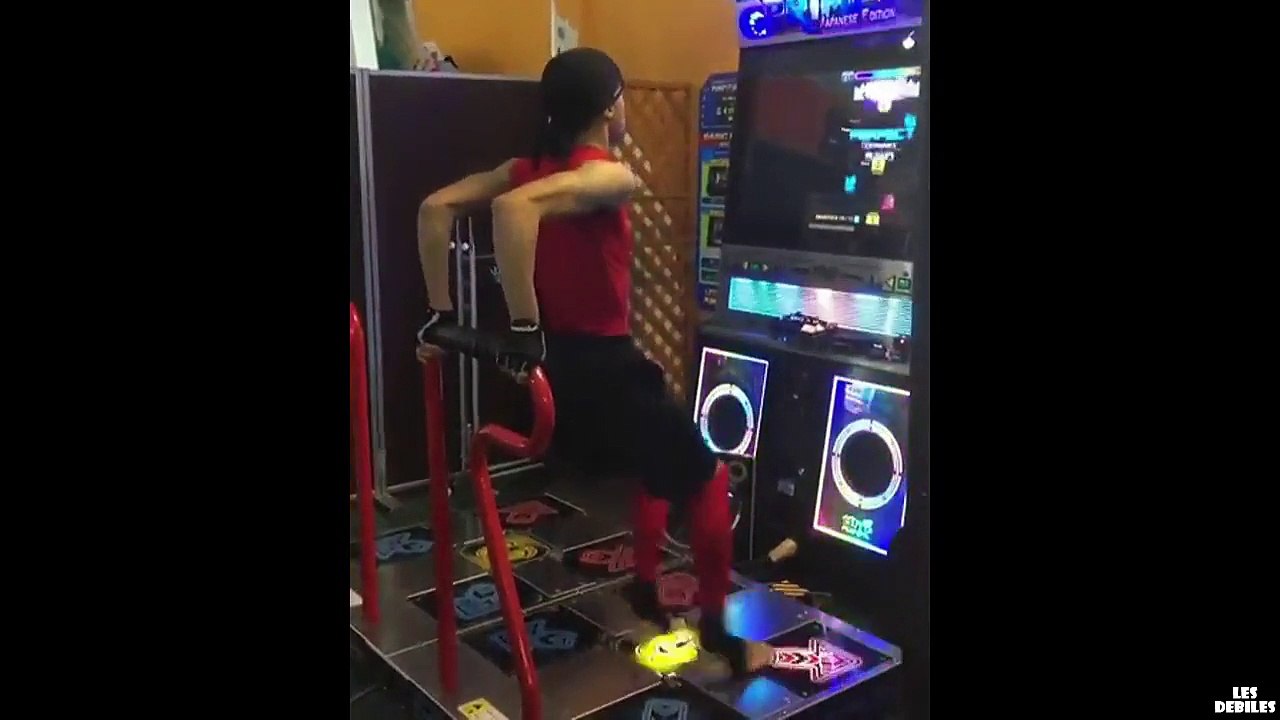 Un japonais qui maitrise le jeu Dance Dance Revolution