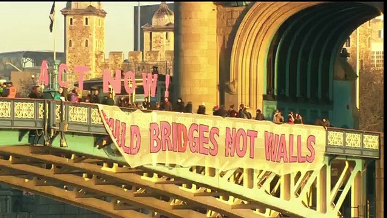 Une banderole anti-Trump déployée ce matin sur...