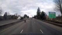 Accident improbable entre une voiture et une moto arrivant à vive allure