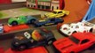 DISNEY CARS против HOT WHEELS Гонки Молния МакКуин Pixar Diecast Автомобили 2 Коллекция