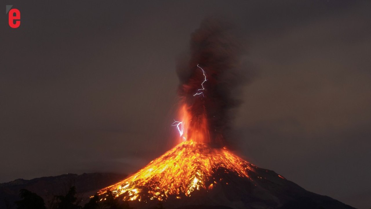 Au Mexique, la spectaculaire éruption du volcan Colima