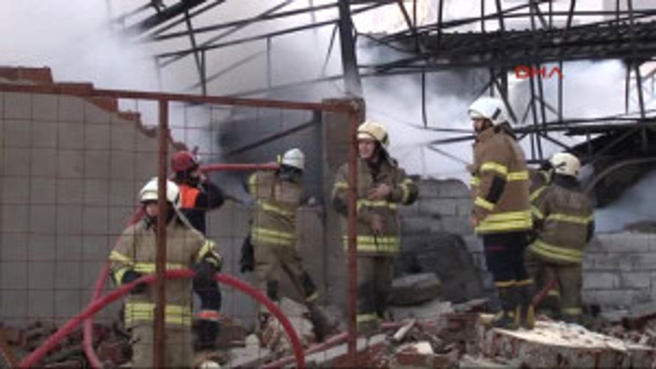 Izmir Arabalara Ait Hurda Malzemelerin Bulunduğu Depoda Yangın Çıktı