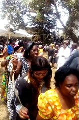 Yannick Noah danse l’Essani aux funérailles de son père Zacharie