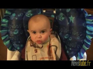 Une maman chante et son bébé et tellement ému