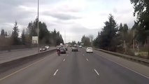 Un motard finit sur le coffre d'une voiture après un accident