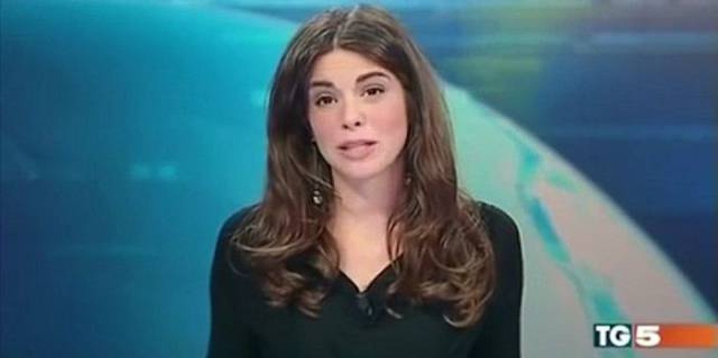 Cette présentatrice italienne laisse entrevoir sa culotte..