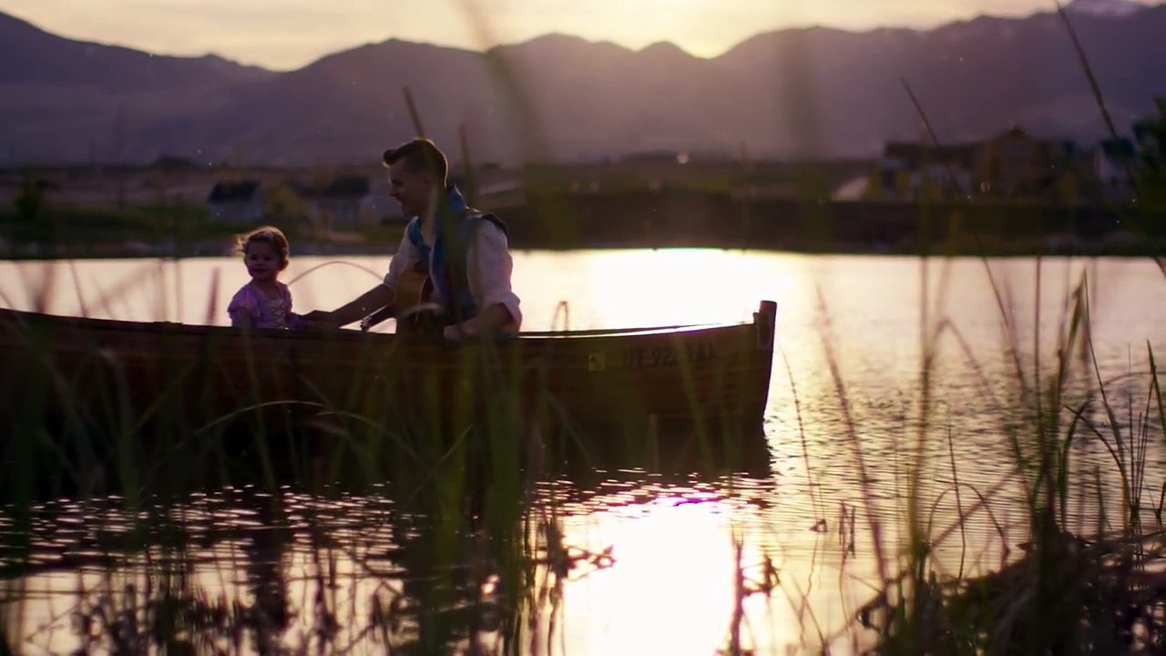 Ce père et sa fille chantent ensemble à l’intérieur d’une pirogue, seulement la voix de la fillette reste merveilleuse