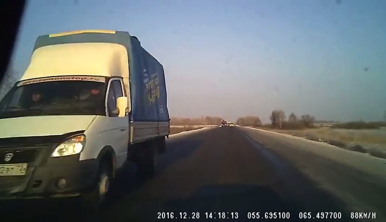 Mergea linistit cu masina, cand, deodata, vede un TIR care vine pe sensul sau de mers. Priviti ce a urmat!