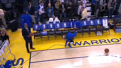 Stephen Curry tem um aquecimento bem estranho