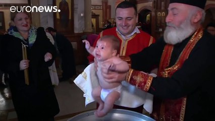 Le baptême d'un nouveau-né en Géorgie