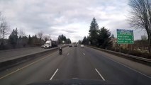 Un motard finit sur le coffre d’une voiture après l’avoir percutée