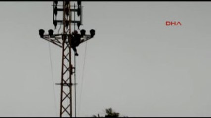 Adana Seyyar Satıcı Tezgahına El Konulunca Yüksek Gerilim Direğine Çıktı