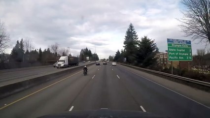 Un motard finit sur le coffre d’une voiture après l’avoir percuté !