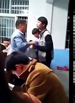 Запинали своего учителя в школе 2016