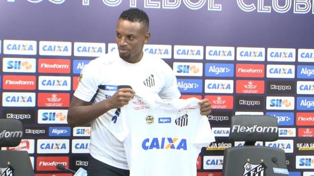 Cleber é apresentado no Santos, comemora acerto e diz que sentiu saudades do calor da torcida
