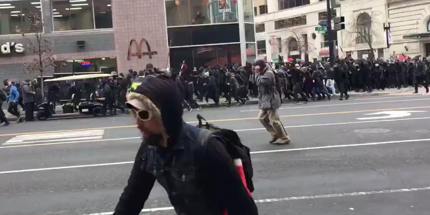 Investiture de Trump: échauffourées dans les rues de Washington