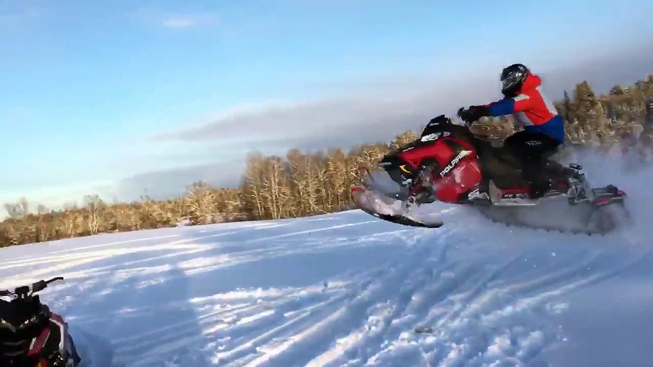Un homme fait une chute impressionnante en scooter des neiges !