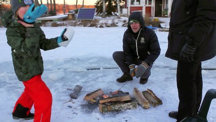 Ils morcèlent un gros disque dans la glace pour une fantastique raison