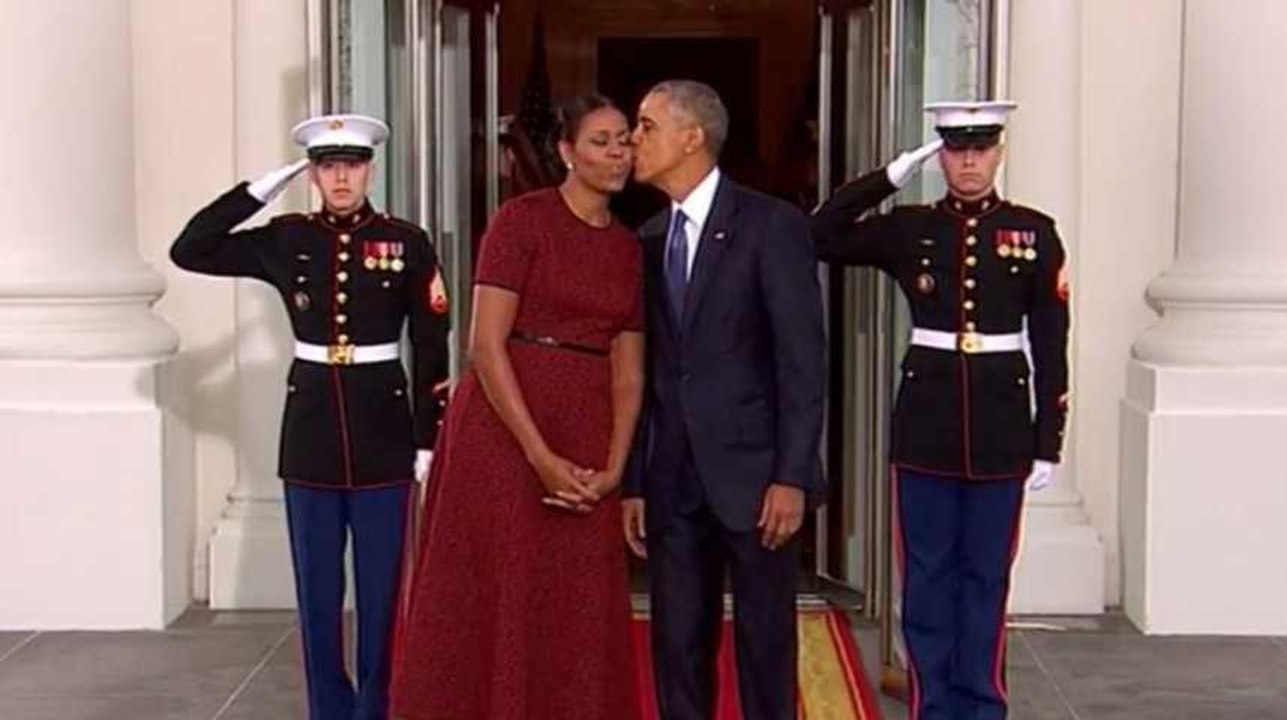 Le tout dernier baiser des Obama sur le perron de la Maison-Blanche