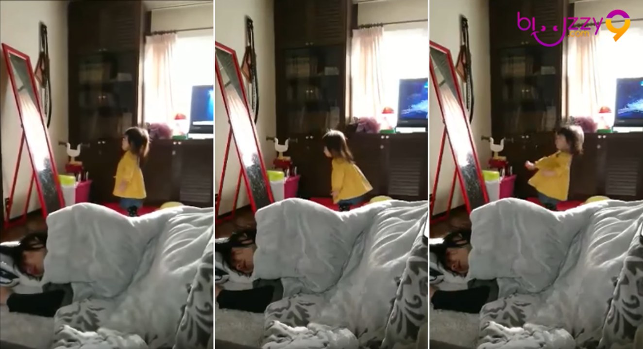 Cette petite fille japonaise se projette en arrière en éternuant