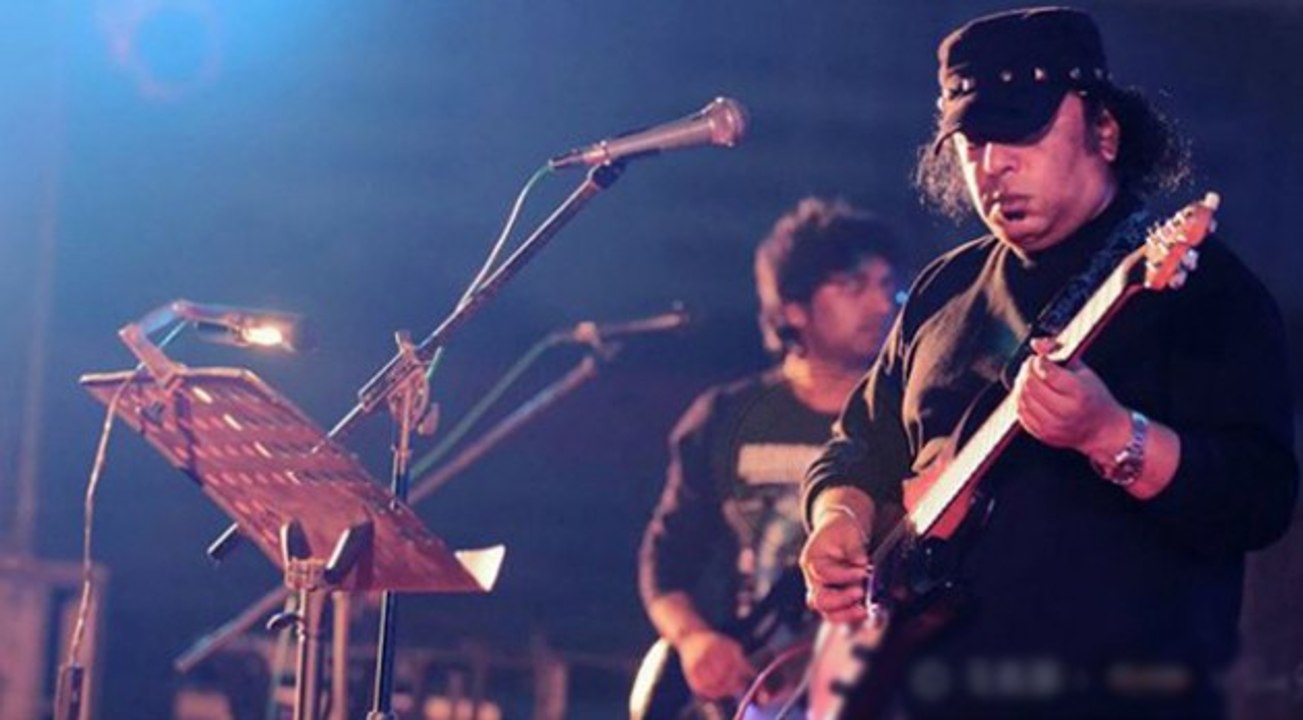 Ami Kosto Pete Bhalobashi By Ayub Bachchu - LRB.