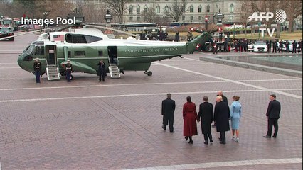 Obama salue la foule après l'investiture de Trump