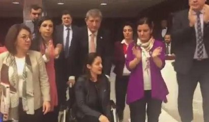 AKP'li Enç tarafından darp edilen Pavey oyunu kullanmak üzere Meclis'te