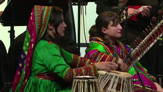 Le premier orchestre féminin d'Afghanistan clôture Davos