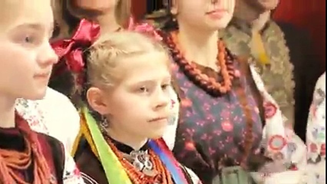 На Різдво раненько сніжок надлітає, мати з дітьми із Сибіру