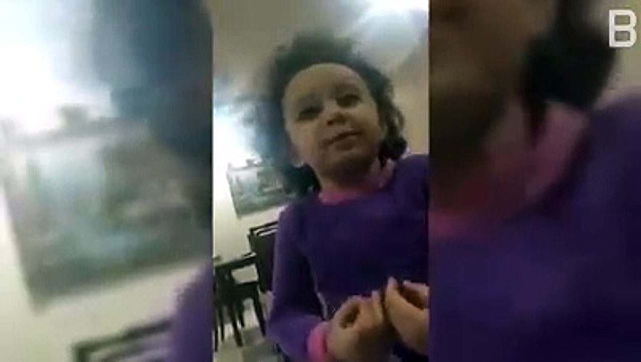 عم تسأل أمها ليش بتحط مكياج!