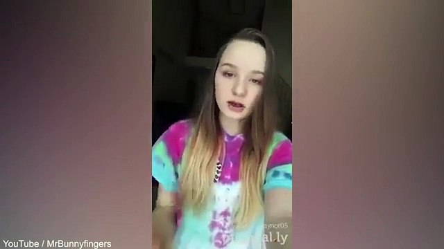 Cô gái lạnh người vì đang hát bỗng có bóng đen chạy vụt phía sau