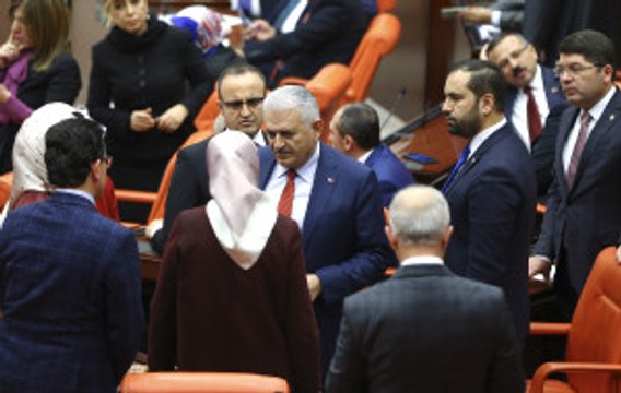 Anayasa Değişikliği Teklifinin Son Gününde Başbakan Vekillerine Süt Dağıttı