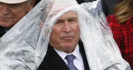 George Bush Başında Naylon Muşambayla Objektiflere Yakalandı