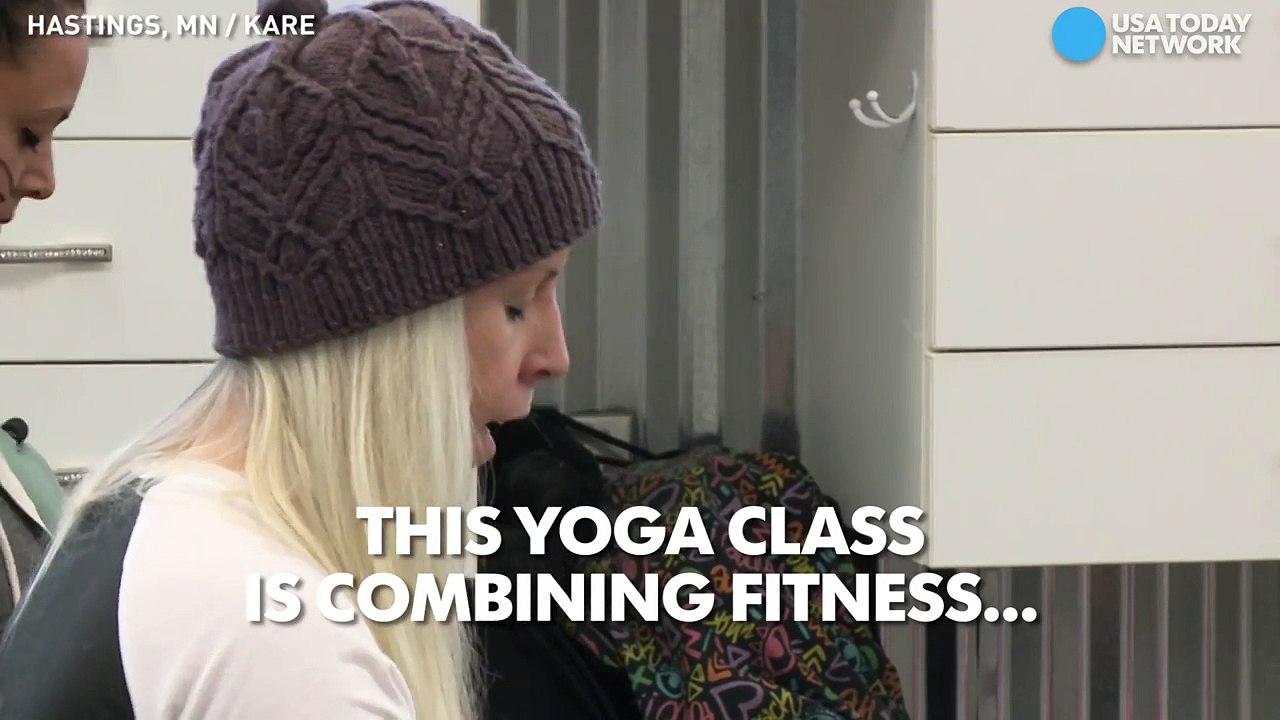 Yoga class is the cat's meow-DYDVd0_XTzg