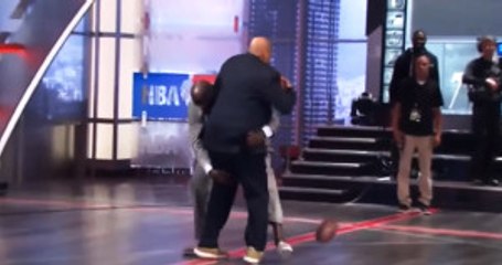 Efsane Basketbolcu Shaquille O'Neal, Canlı Yayında Barkley'i Yere Serdi
