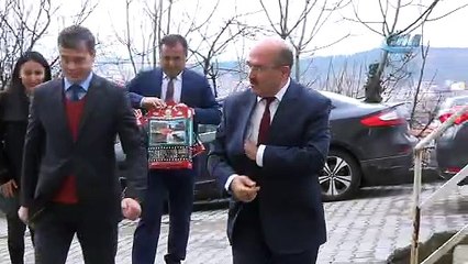 Engelli öğrenci karnesini evinde aldı