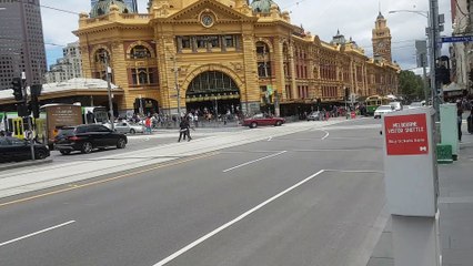 Un fou poursuivit par la police roule sur les gens en Australie