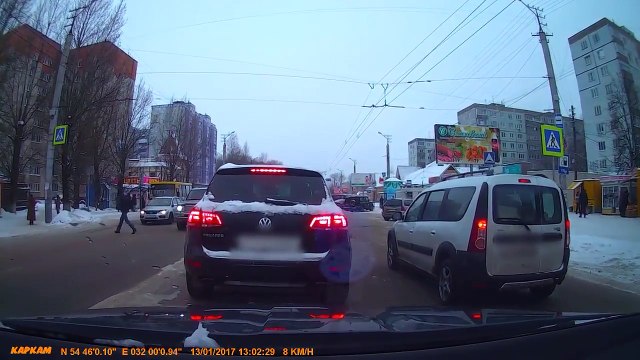 Beau geste d'un homme qui s'arrête en voiture pour aider une maman à traverser !