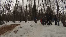 Ce cycliste fini sa course dans le public et blesse plusieurs personnes avec son VTT