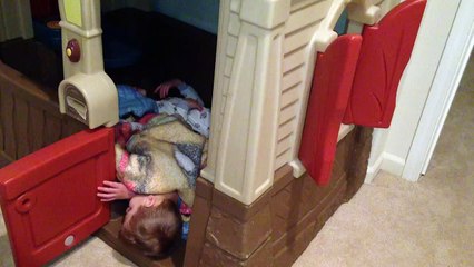 Twins Fall Asleep in Their Playhouse-1ATEcYYBzhE