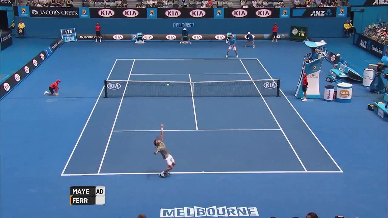 Open d'Australie - Une ramasseuse de balles prend un retour en plein visage