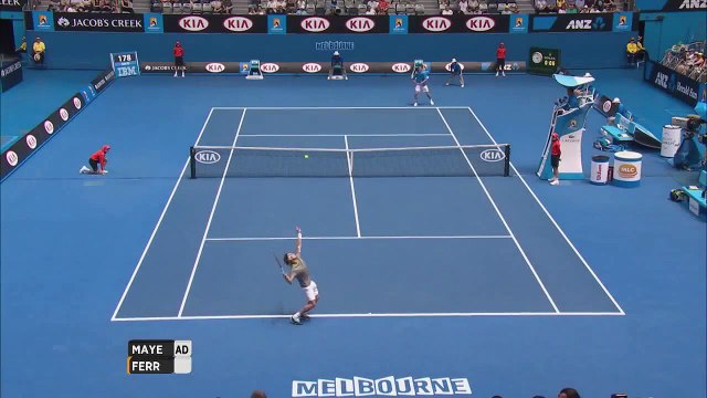 Open d'Australie - Une ramasseuse de balles prend un retour en plein visage