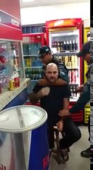 Brésil : un policier militaire réalise un étranglement pour arrêter un suspect !