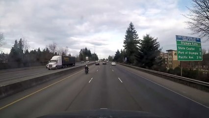 Un motard percute l’arrière d’une voiture et s’en sort indemne de manière miraculeuse