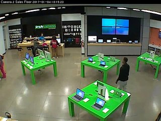 Un jeune n’arrive pas à voler des MacBook à cause des câbles de sécurité, ses potes reviennent avec des pinces