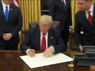 প্রথম দিনই ওবামাকেয়ার বদলাতে ট্রাম্পের সই