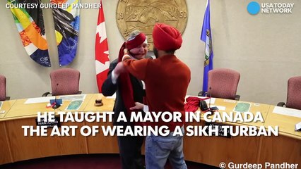 Mayor's turban-tying lesson goes viral-MJvKvyoNTVA
