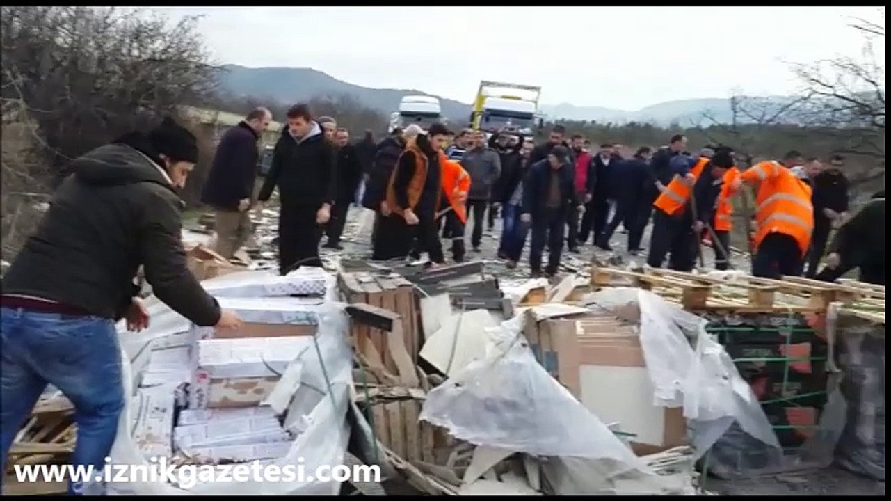 Fayans yüklü tır devrildi. Trafik 3 saat durdu