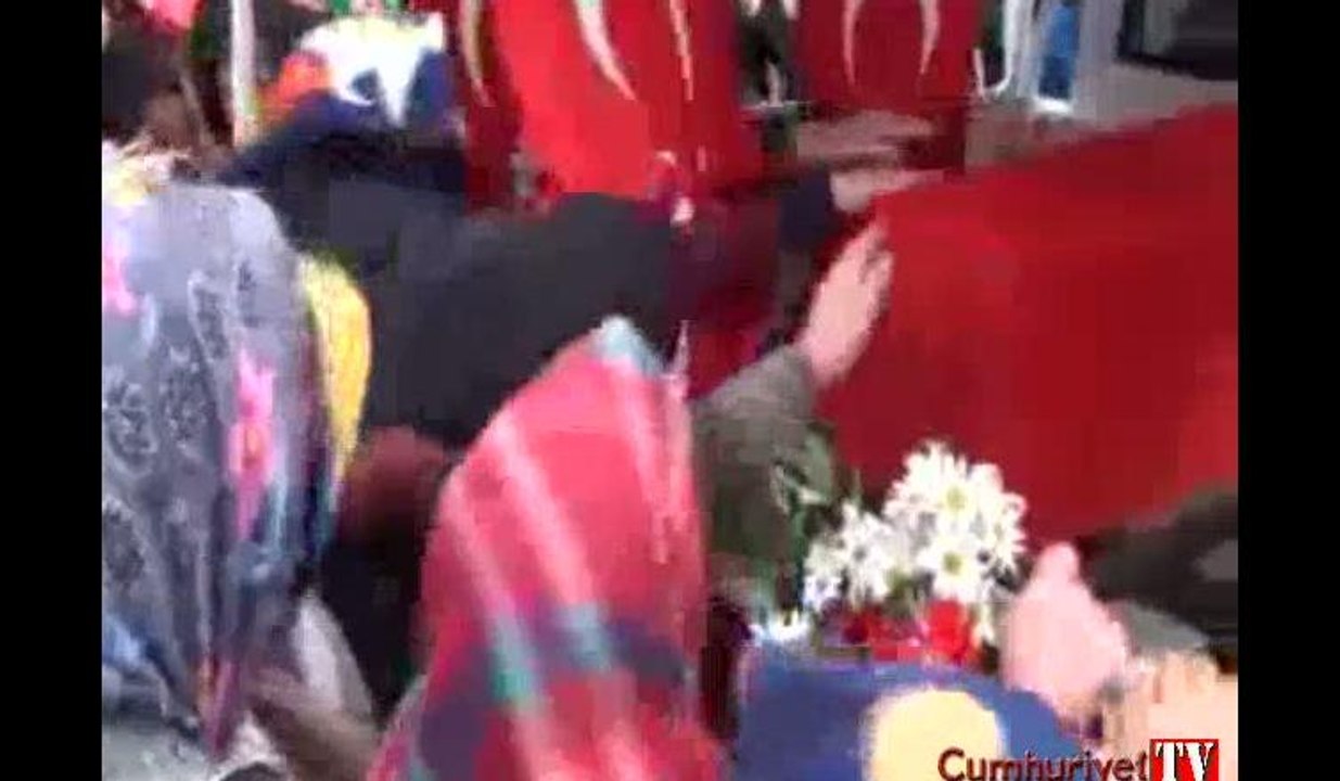 Şehidin annesi : 'Annen kurban olsun sana' diyerek sinir krizi geçirdi