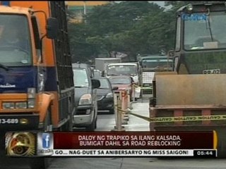 Télécharger la video: 24 Oras: Daloy ng trapiko sa ilang kalsada, bumigat dahil sa road reblocking